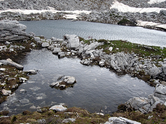 Immagine insolita: Monte Meta con il lago